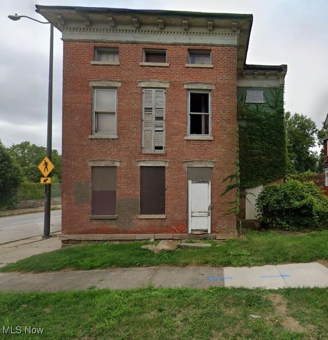 view of italianate-style house