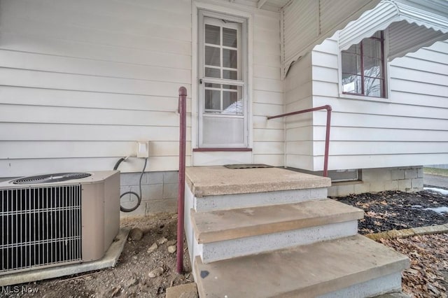 property entrance featuring crawl space and central AC