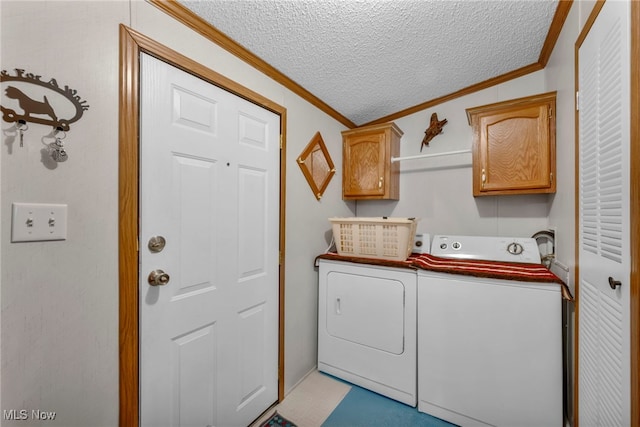 laundry area featuring a textured ceiling, cabinets, independent washer and dryer, and crown molding