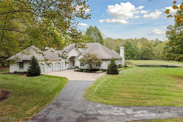 view of front of property featuring a front yard and a garage