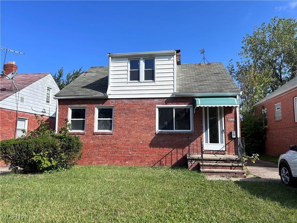 view of front facade with a front yard