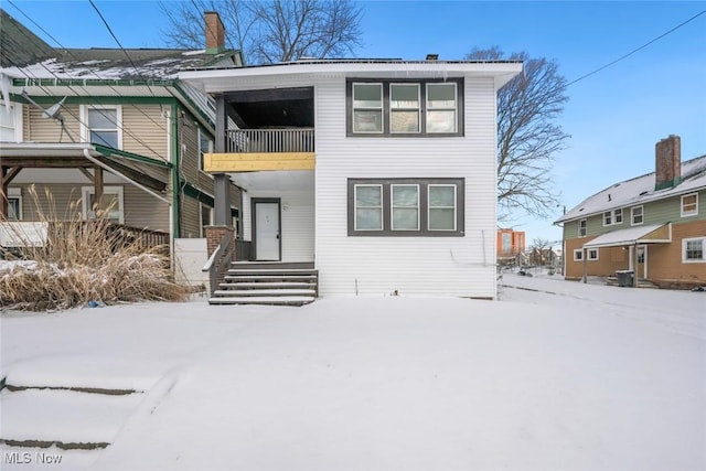 view of front of property featuring a balcony