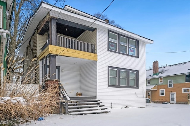 view of front of home featuring a balcony