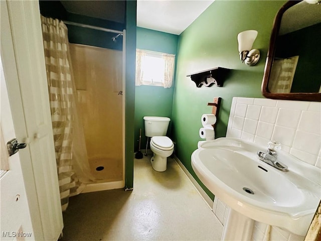 full bathroom featuring tasteful backsplash, a stall shower, finished concrete floors, and toilet