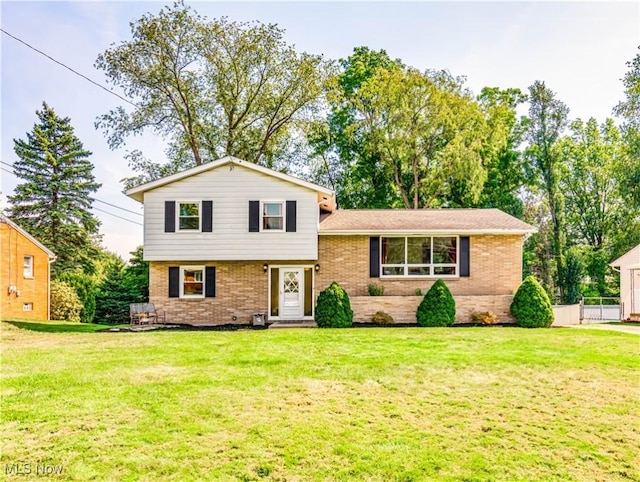 tri-level home featuring a front lawn