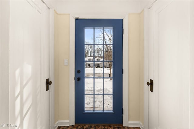 entryway featuring baseboards