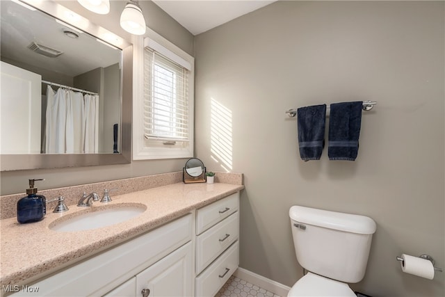 full bathroom featuring toilet, vanity, visible vents, baseboards, and a shower with curtain