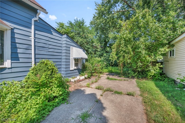 view of yard featuring a patio