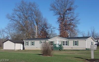 manufactured / mobile home featuring a front lawn