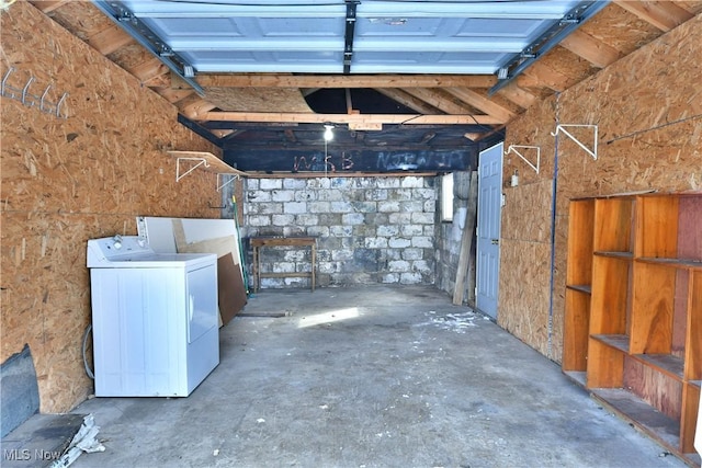 garage with washer / clothes dryer