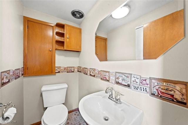 19951 Fairmount Blvd, Shaker Heights, OH 44118 - bathroom with a sink, toilet, and baseboards