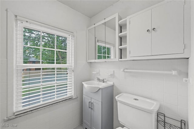 19951 Fairmount Blvd, Shaker Heights, OH 44118 - bathroom featuring vanity, tile walls, and toilet