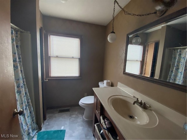 full bath with a wealth of natural light, toilet, vanity, and a shower with shower curtain