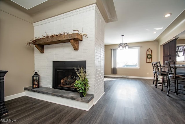 living area featuring dark wood-type flooring, recessed lighting, a fireplace, and baseboards