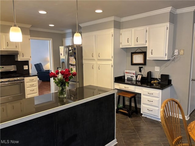 kitchen with stainless steel appliances, dark countertops, and decorative light fixtures