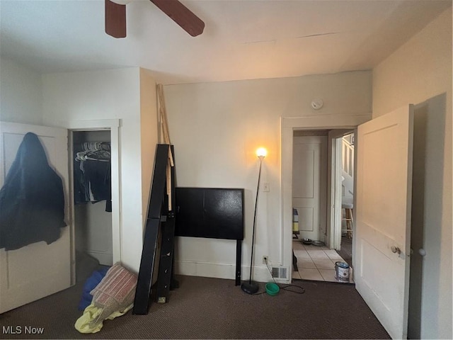 bedroom with carpet floors, visible vents, and a ceiling fan