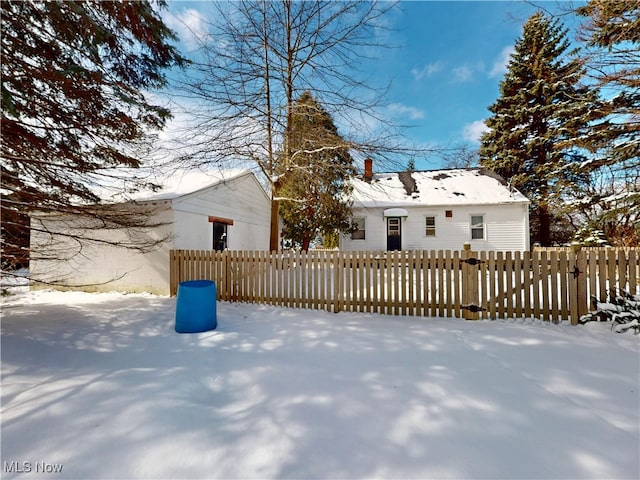 view of front of house with a fenced front yard