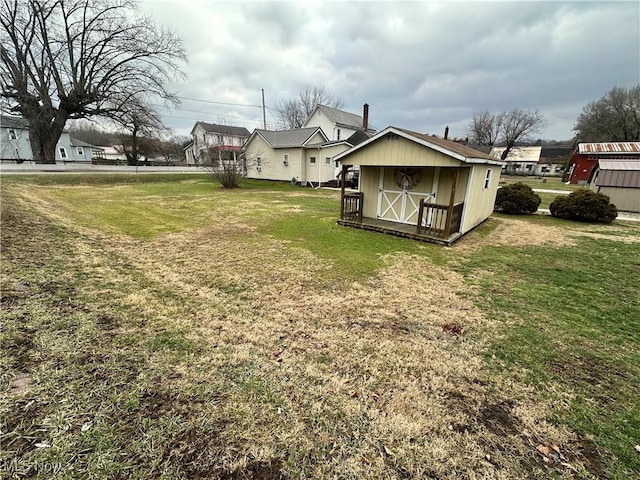 view of yard featuring an outdoor structure and a storage shed