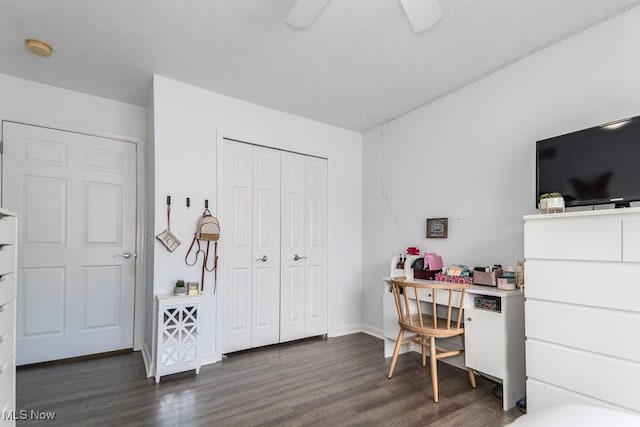 office with dark wood-type flooring, a ceiling fan, and baseboards