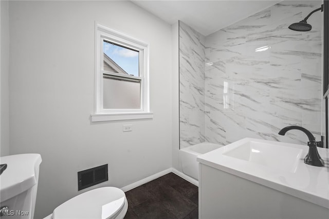 full bath with shower / bath combination, visible vents, toilet, vanity, and baseboards