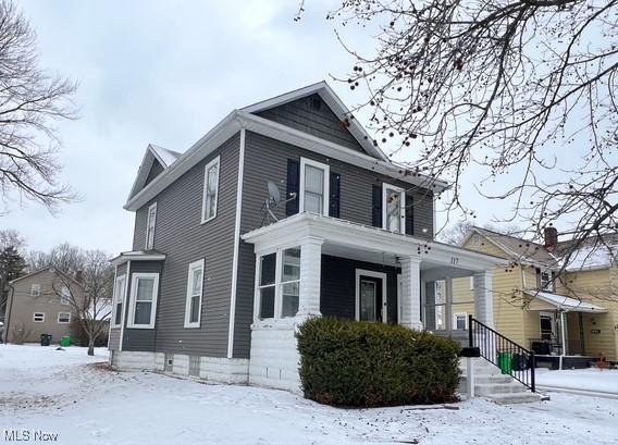 view of american foursquare style home