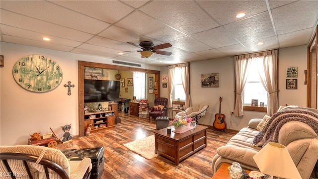 living area with visible vents, a ceiling fan, wood finished floors, a paneled ceiling, and recessed lighting