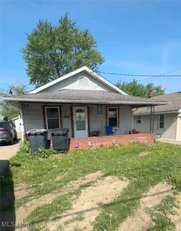 view of front of property featuring a porch and a front yard