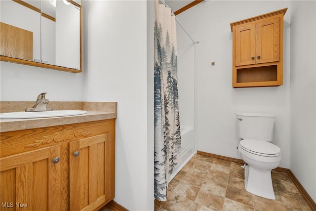 full bath featuring baseboards, shower / bathtub combination with curtain, toilet, and vanity