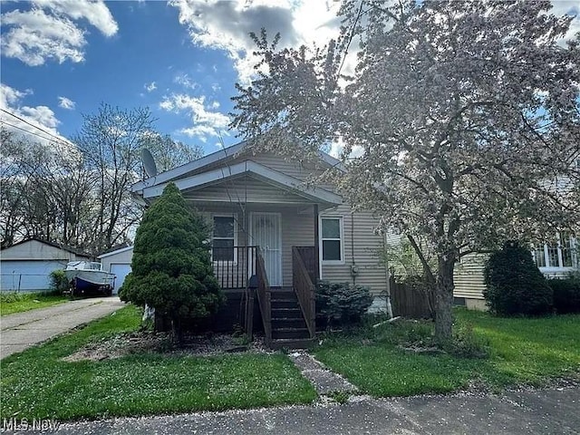 view of front facade featuring a garage and a front yard