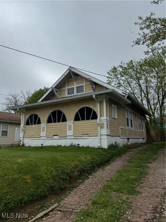 view of front of property with a front yard