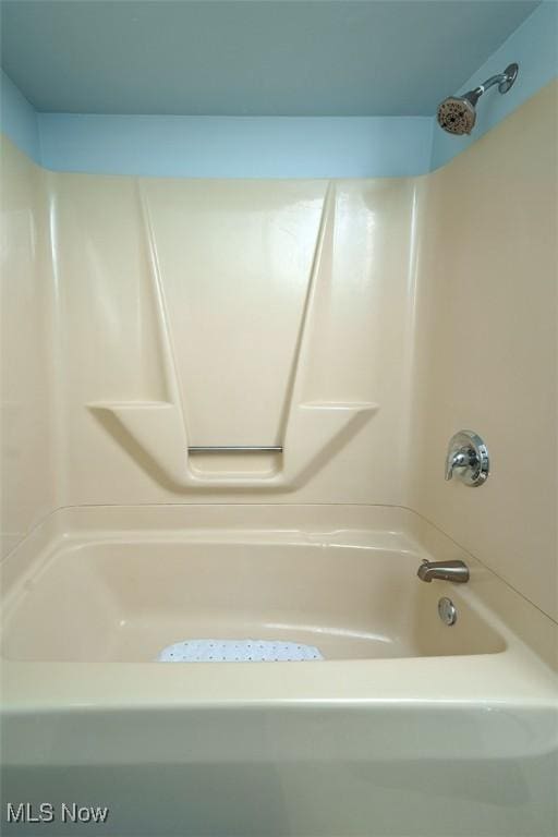 full bath with shower / bathtub combination