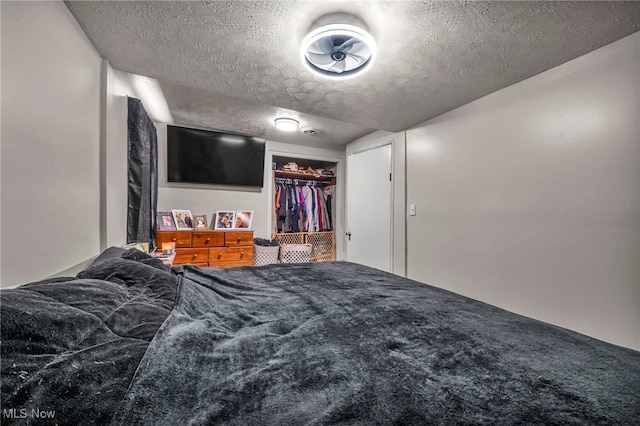 bedroom featuring a textured ceiling and a closet