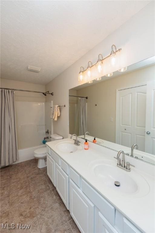 full bath featuring a sink, shower / bathtub combination with curtain, toilet, and double vanity