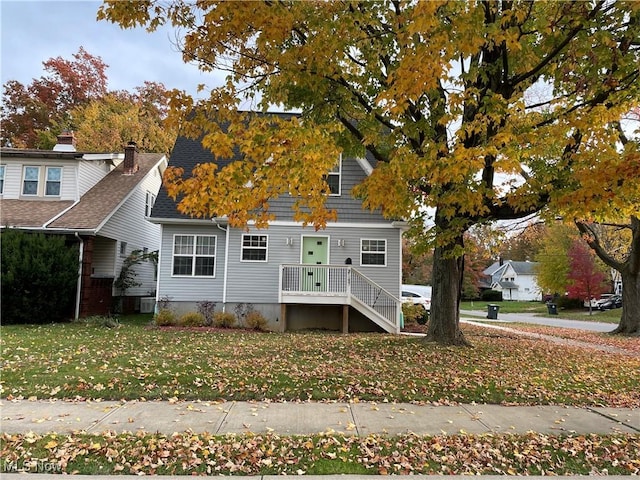 view of front facade with a front yard