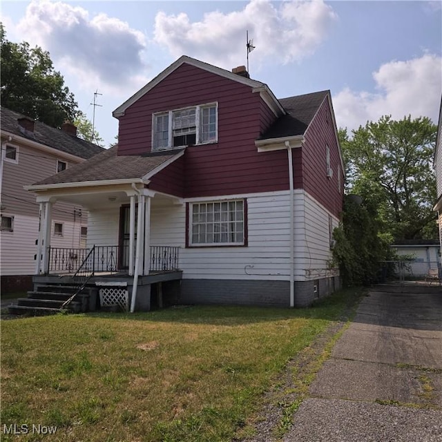 view of front facade featuring a front lawn and a porch