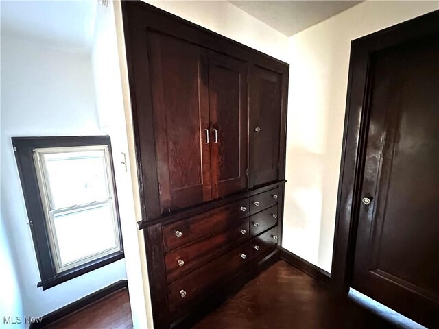 1519 Saint Clair Ave, East Liverpool, OH 43920 - detailed view of baseboards