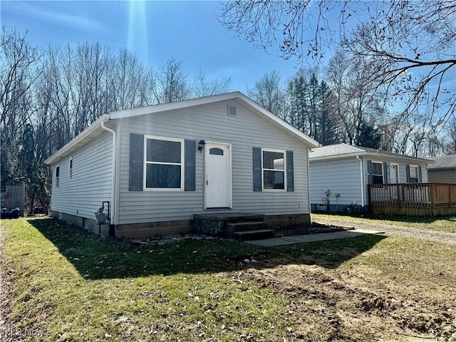 view of front of property featuring a front yard