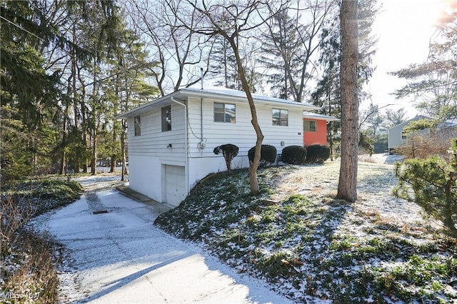 view of front facade featuring driveway and an attached garage