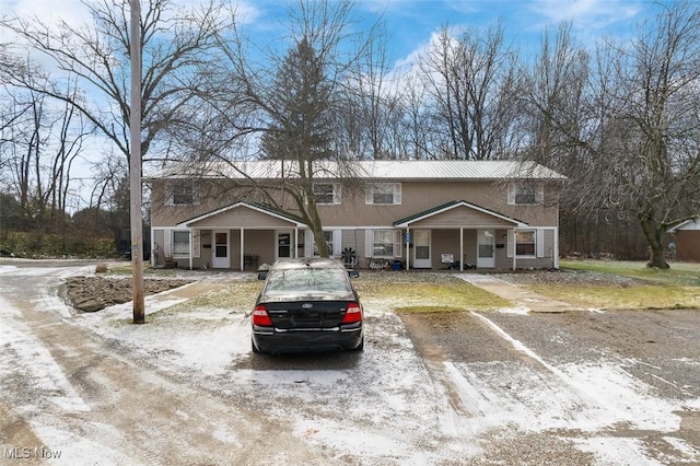 townhome / multi-family property featuring covered porch