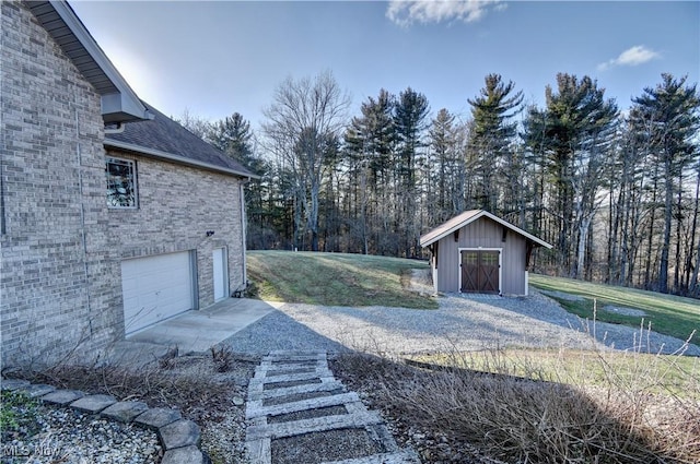 view of yard featuring an outbuilding