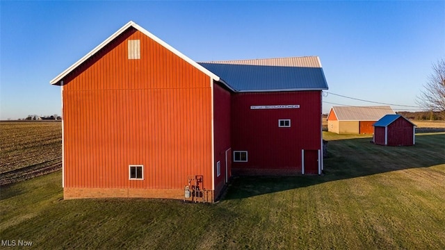 view of outdoor structure with an outbuilding