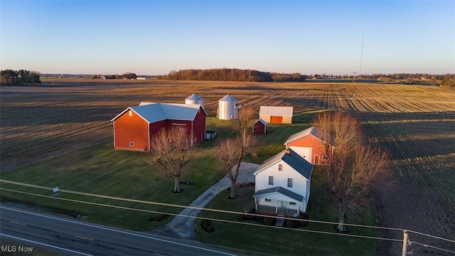 birds eye view of property featuring a rural view