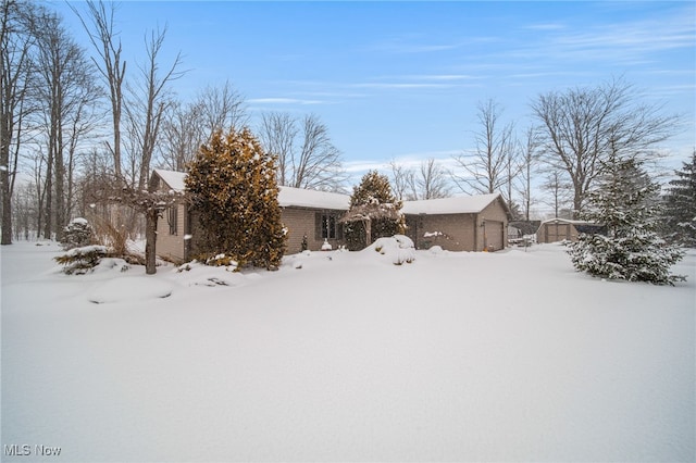 view of front of home featuring a detached garage