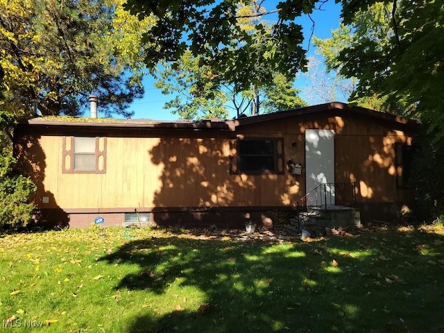 view of front of home featuring a front yard