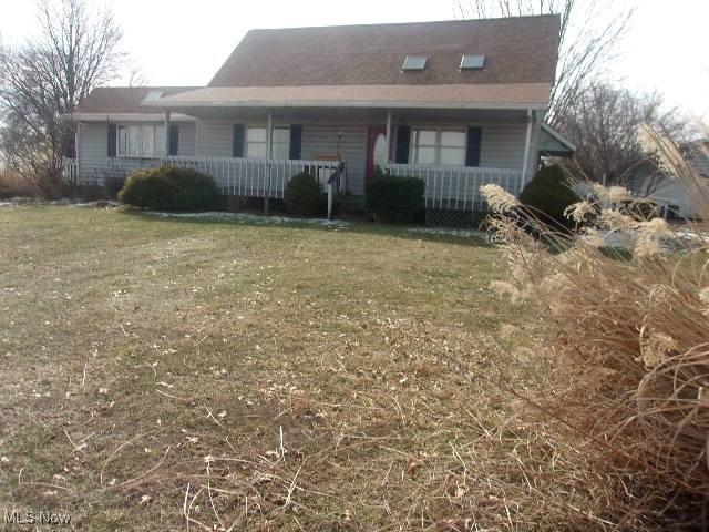 view of front facade featuring a front lawn and a porch