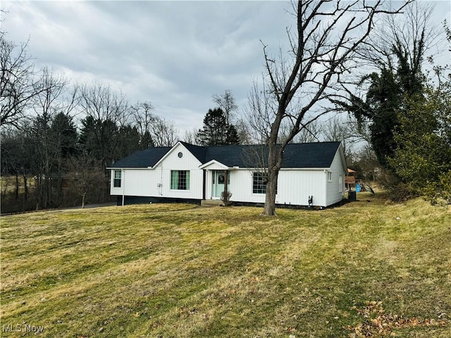 view of front facade with a front lawn