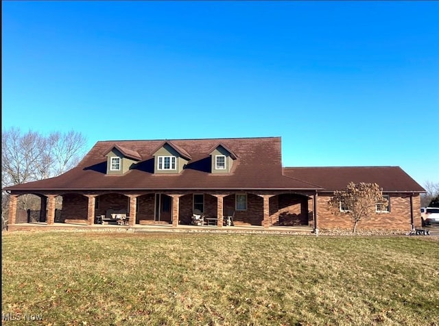 view of front of house featuring brick siding and a front lawn