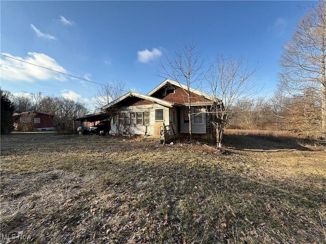 view of front of property featuring a carport