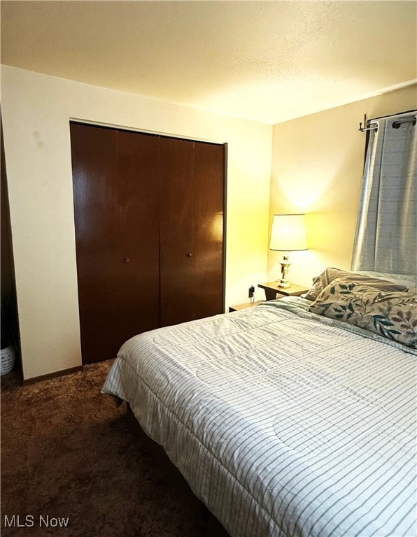 bedroom featuring a textured ceiling, a closet, and carpet flooring