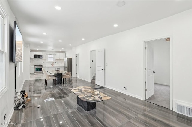 dining space featuring baseboards, visible vents, and recessed lighting